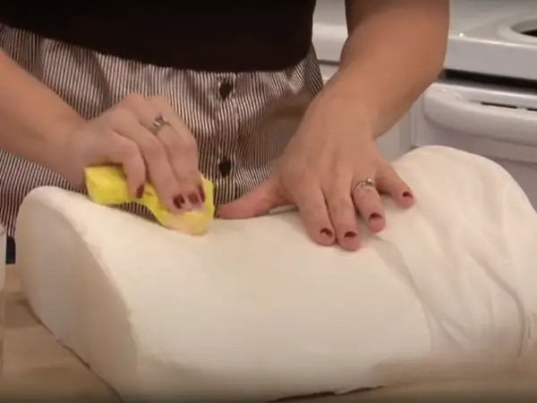 Baking soda Cleaning memory foam pillows 2