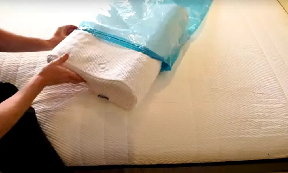 How to Pack Pillows for Moving 1